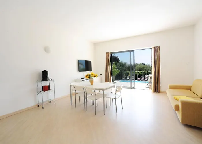 Dreizimmerwohnung Mit Teilweiser Seesicht By Interhome *