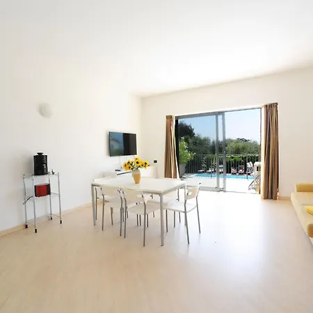Dreizimmerwohnung Mit Teilweiser Seesicht By Interhome *